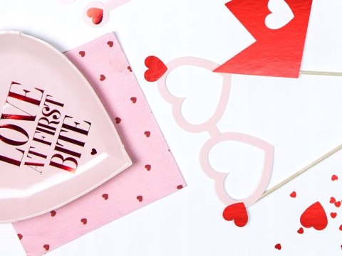 Czerwone gładkie płatki róż róże na Walentynki stół łóżko zaręczyny 100szt.