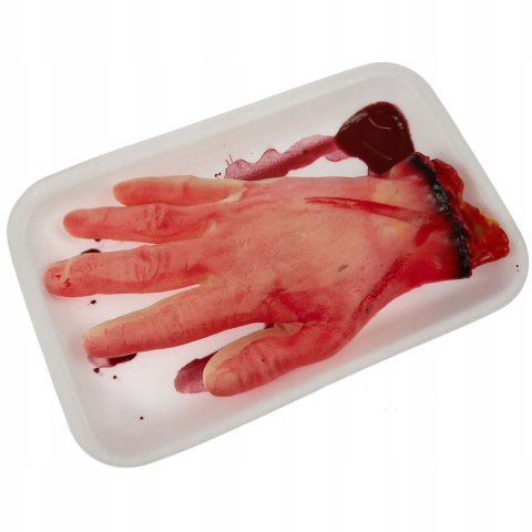 Odcięta dłoń zafoliowana na tacce straszne gadżety do restauracji Halloween