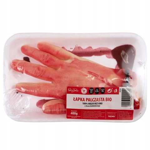 Odcięta dłoń zafoliowana na tacce straszne gadżety do restauracji Halloween