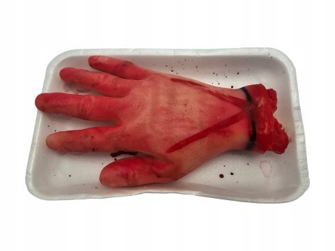 Odcięta dłoń zafoliowana na tacce straszne gadżety do restauracji Halloween