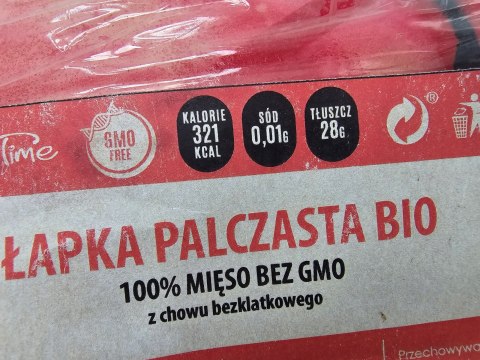 Odcięta dłoń zafoliowana na tacce straszne gadżety do restauracji Halloween