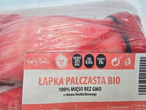 Odcięta dłoń zafoliowana na tacce straszne gadżety do restauracji Halloween