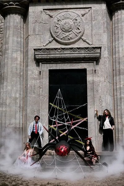 Balon foliowy stojący pająk na Halloween wielki czarno czerwony 275x152cm
